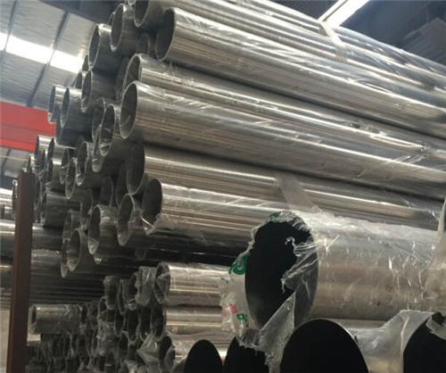 904L不銹鋼管陰極與陽極之間的距離過大電阻增大，電能消耗增大，溶液容易升溫，影響拋光質量。距離過小，易造成短路打火，燒黑制品。陰與陽極之間的距離100至300毫米為宜